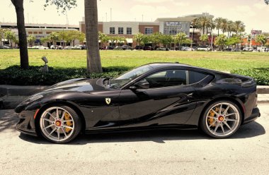 Miami Beach, Florida USA - 15 Nisan 2021: siyah ferrari F12 Berlinetta supercar, yan görüş.