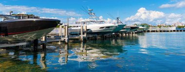 Marina panoramik Miami Beach, Florida 'da. Lüks Güney Sahili marinası. Miami şehir marinası etkileyici bir yat ve teknesi var. Lauderdale Kanalı 'na demirlemiş lüks bir yat. Miami sahilinde lüks bir yat..