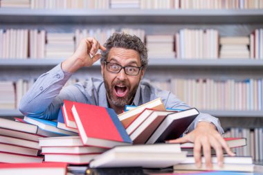 Öğretmenler gününde bilgi ve eğitim almak için kitap okuyan öğretmen..