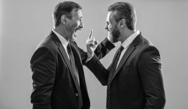 Griler 'de izole edilmiş rakip iş adamları stratejisi. İş rekabeti ve rekabet. Rakip iş şirketi. Rekabet içindeki iş adamları. İş dünyasındaki rekabete. Yoğun rekabet.