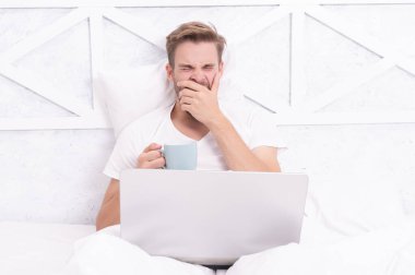 Hafta sonu işkolik. Sabah kahvesi hazır. Yatakta serbest çalışan. Milenyum adamı evde dizüstü bilgisayarda çalışıyor. Adam yatakta yatıp dizüstü bilgisayarla internette sörf yapıyor. Bilgisayarda evden çalış. Uykum var..