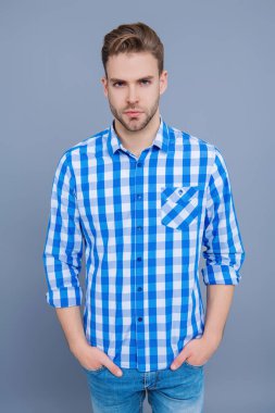 Sıradan bir erkek portresi. Milenyum portresi. Genç milenyum adamı Grey 'i izole etti. Şık bir adam. Sıradan bir adam. Adamın şık bir saç kesimi var. Moda saç stili olan bir adam. Rahat kıyafetler..