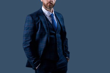 Gri üzerine kravat takılmış resmi takım elbise ceketi. İş adamı ceketli adam. İş elbisesi. Resmi erkek giyim konsepti. Formalite icabı giyinmiş bir adam. Zarif takım elbiseli bir iş adamı. Reklam..