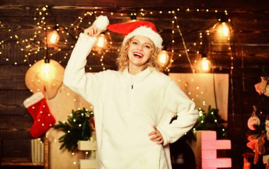 Eğlenceyi hatırlamak için heyecan verici ve çılgınca bir şey yap. Sevimli kız gülen surat Noel Baba şapkası sezonun tadını çıkar. Neşeli ruh hali konsepti. Şölen süslemeleri ve aksesuarları. Mutlu noeller!.