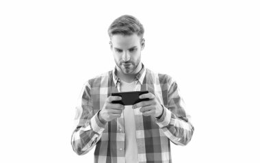 Beyaz arka planda izole edilmiş bir arama var. Sıradan bir adam stüdyoda online telefon görüşmesine cevap veriyor. İnternetten arayan bir adam kareli gömlek giyiyor. Adamın fotoğrafı çevrimiçi görüntülü arama iletişimine sahip..