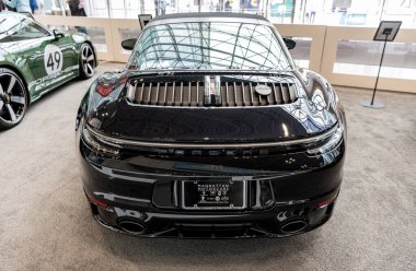 New York City, ABD - 27 Mart 2024: 2023 Porsche 911 üstü açık. Siyah Porsche 911. Porsche 911 eski araba New York Uluslararası Otomobil Fuarı, arka görünüm.