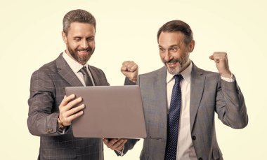 İki iş adamının dizüstü bilgisayarla serbest çalışması. Serbest çalışan iş adamları beyaz arka planda izole edilmiş. Stüdyoda serbest çalışan iş adamları. İş adamlarının dizüstü bilgisayarda serbest çalışmalarının fotoğrafı.