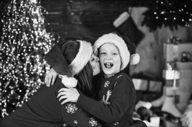 Sevgili oğlum. Noel anları. Kusursuz Noel arifesi. Anneler için Noel sabahı rutini. Anne küçük oğlunu Noel ağacının yanında kucaklıyor. Mutlu aile kavramı. Ebeveynlik hedefleri. Basit mutluluk..