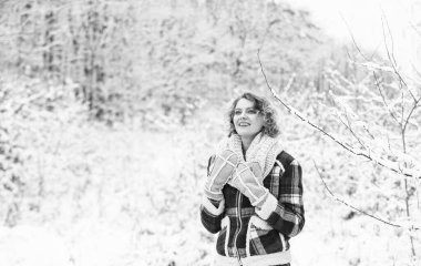 Bu kış tatili mükemmel. Tatil zamanı, rahatla. Özgürlüğü hissetmek için en iyi yer. Kadın, karlı ormanın kış manzarasının tadını çıkarıyor. Kadın kış modası. En sevdiğim mevsim. Mutlu hava.