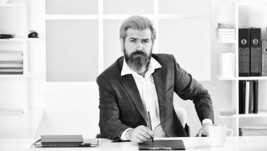 Hukuk servisi müdürü. Dava yöneticisi evrak işlerini ve dava ile ilgili diğer önemli bilgileri takip ediyor. Ofiste oturan adam. İşletme. Sakallı hippi yaratıcı yönetmen. Avukatlık ve hukukçuluk.