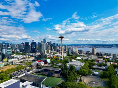 Seattle, Washington, USA- 25 Temmuz 2024: Space Needle kulesiyle Seattle 'ın havadan görüntüsü, insansız hava aracı görüntüsü. Seattle şehir merkezi silüeti. Hava sahası iğnesi. Modern Seattle bölgesi, Elliott Körfezi. Mimari