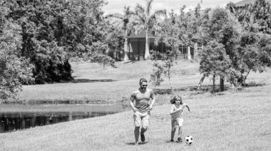 Baba-oğul evladının açık havada babalığı. Baba oğul babalığı geliştirir. Baba ve oğul babalığının açık hava maceraları. Baba ve oğuldan oluşan bir futbol takımı. yaz etkinliği.