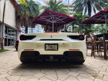 Miami Beach, Florida USA - 8 Haziran 2024: Ferrari 488 gtb örümcek beyazı Miami sahilinde. Ferrari lüks bir İtalyan markasıdır. arka plan