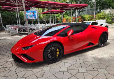 Miami Beach, Florida USA - 8 Haziran 2024: Lamborghini Huracan Miami plajında. Lamborghini lüks bir İtalyan otomobil üreticisi.