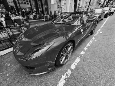 New York City, ABD - 3 Haziran 2023 Ferrari 812 GTS üstü açılabilir kırmızı araba ön lambası tarafı, park edilmiş..