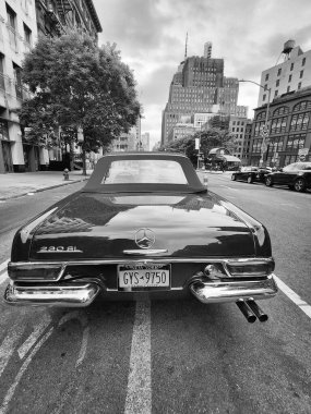 New York City, ABD - 3 Haziran 2023: Mercedes-Benz W113 iki kapılı yeşil metal kapaklı arka sokakta.