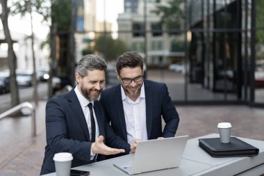 Serbest geliştirici açık havada iş yapıyor. Heyecanlı iş adamları. Serbest ticaret başarısı. Çevrimiçi serbest. Başarılı iş adamları online olarak serbest çalışıyor. New York 'ta serbest çalışan iş adamları..