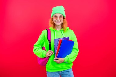 Modern eğitim. Kız öğrenci çalışma kitabını tutuyor. Okula dönelim. Bilgi toplama günü. Üniversitede eğitim. Pembe üzerine izole edilmiş bir kızın ödevi. Bilgi ve eğitim. Okul eğitimi. Bilgi ediniliyor.