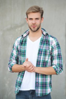 Dışarıdaki yakışıklı genç adam. Kareli gömlek giyen milenyum adamı. Milenyum erkeğinin gündelik tarzı. Sıradan tişörtlü bir adamın portresi. Tıraşsız adamın zarif portresi. Çabasız bir şekilde şık..