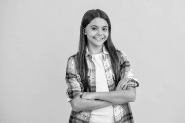 Genç çocuk portresi. Benzersiz bir tarzı olan kız. Kareli gömlekli genç kız modası. Tarzına güveniyor. Genç kızlar rahat giyinir. Şık genç kız moda anlayışıyla başını çeviriyor..