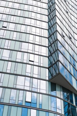 İş binası. Ön cephe mimarisi. Mimarlık geçmişi. Cam bina penceresi. Mimari detay. Detaylı mimari geçmişi. Modern iş bürosu. Ofis alanları.