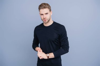 Kendine güvenen adam portresi. Erkeklerin cilt bakımı. Erkek derisi. Adamın şık bir saç kesimi var. Moda saç stili olan bir adam. Sıradan erkek tarzı. Beyazlı genç bir adam gri yolda izole edilmiş. Etkileyici Gözler.