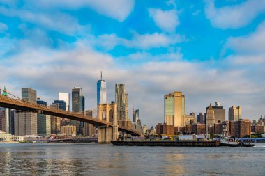 Brooklyn dönüm noktası. Gökdelen mimarisi olan Manhattan şehir manzarası. Brooklyn köprüsünden Manhattan 'a. New York 'un şehir mimarisi. New York 'un Brooklyn Köprüsü. Römorkör mavnayı itiyor.