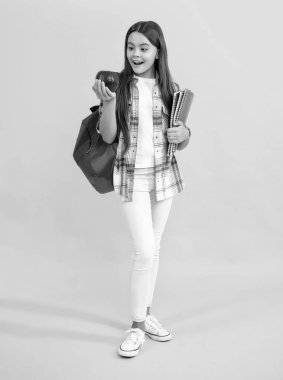 Kız çocuk eğitimi. Okula dönüyorum. Genç kızlar için okul eğitimi. Elmalı genç kız. Bilgi almak için iyi çalış. Okul dersleri alıyorum. Bilgi günü. Elmalı sürpriz genç..