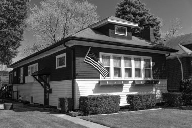 Rahat bir mahalle. Banliyö ev mimarisi. Mimari. Mahalledeki bir mülk. Banliyö tasarımı. İkamet mimarisi. Mahalle sakinleri. emlak sigortası.