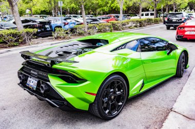 Miami Beach, Florida USA - 9 Haziran 2024 Lamborghini Huracan Tecnica Green Miami plajında. Lamborghini lüks bir İtalyan otomobil üreticisi.