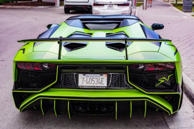 Miami Beach, Florida USA - 9 Haziran 2024 L2022 Lamborghini Aventador LP 780-4 Ultimae Green Miami plajında. Lamborghini lüks bir İtalyan otomobil üreticisi.