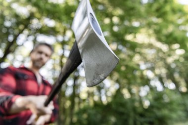 Keskin bıçak. Vahşilik ve erkeklik. Balta seçici odaklı oduncu. Acımasız oduncu. Oduncu tarzı. Baltalı bir adam. Balta adamın elinde odun kesiyor. Odun kesiyorum. Profesyonel günlük tutma.