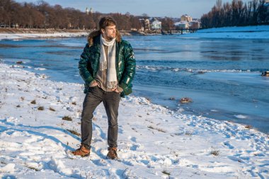 Açık havada kışlık ceketli moda bir adam. Tatillerde kışlık ceketli bir adam. Adam kışlık ceket giyiyor. Kışlık ceketli adam dışarıda..