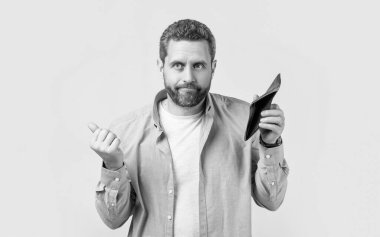 Cüzdanı olan muhtaç parasız bir adamın fotoğrafı. Stüdyonun arka planında cüzdanı olmayan parasız bir adam. Stüdyoda cüzdanı olmayan bir adam. Elinde cüzdanı olan parasız bir adam..