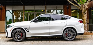 Seattle, WA, ABD - 22 Temmuz 2024: 2020 BMW x6 m beyaz. BMW, lüks araç ve motosiklet üreticisi bir Alman çokuluslu üreticisi. BMW prestijli bir arabadır.