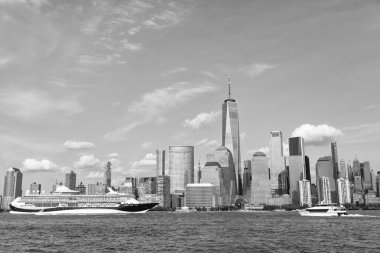 Manhattan 'da gemi turu. New York 'un silueti. Manhattan Hudson Nehri yolcu gemisiyle geziyor..