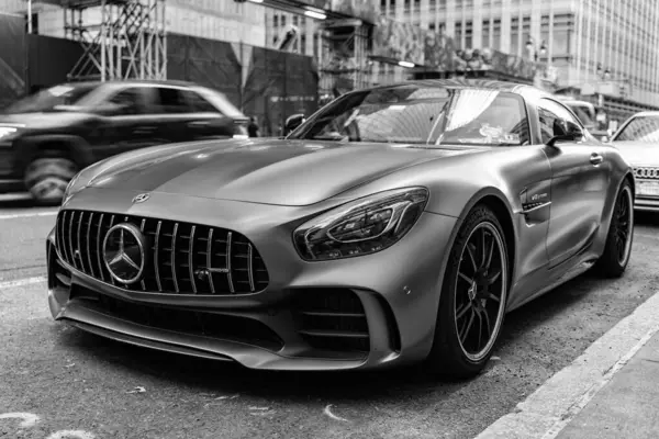 New York City, ABD - 09 Ağustos 2023: Mercedes Benz AMG GT 2018 spor araba, alçak köşe manzaralı.