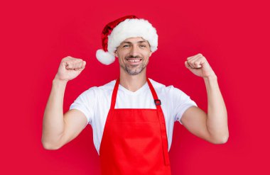 Kırmızı barmen önlüklü ve Noel Baba şapkalı başarılı bir olgun adam..