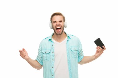 Beyazlar içinde izole edilmiş akıllı telefon uygulaması kullanan adam. Telefonla müzik dinlemek. Müzik yaşam tarzı. Ses çalma listesi. Kulaklıklı adam. Kulaklıklı adam telefondaki mp3 çalma listesini seçiyor. Öfke ve öfke.