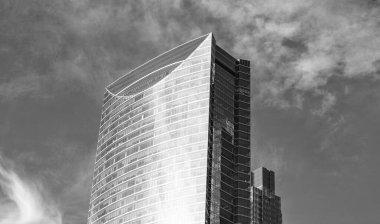 Modern cam bina. Metropolis City 'de bir gökdelen. Şehir merkezinde gökdelenli bir şehir. İş yerindeki ofis binası. Gökdelen mimarisi. Gökdelenler gökdelenler.