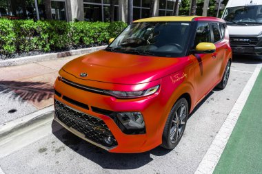 Miami Beach, Florida USA - 5 Haziran 2024 Kia soul red orange in ocean drive Miami Beach. Kia soul gt imzası özel Kore arabasıdır..