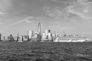 New York, ABD - 13 Haziran 2023: New York 'ta Manhattan' a giden Norveçli bir gemi. New York Manhattan 'ın Skyline' ı Hudson Nehri yolcu gemisi NCL 'de seyrediyor..