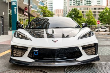 New York, ABD - 26 Mayıs 2024 Chevrolet Corvette Z06 spor arabası. Chevrolet Corvette Z06 'nın spor arabası. Lüks spor arabası Chevrolet Corvette Z06 dışarıda park halinde. Chevrolet Corvette Z06, ön manzara..