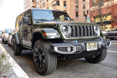 New York, ABD - 15 Mart 2024 Jeep Wrangler 4xe Sahara SUV arabası. Jeep Wrangler dışarıda park etmiş. Jeep Wrangler 'ın SUV arabası. Jeep Wrangler Sahra, köşe manzaralı..
