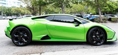 Miami Beach, Florida USA - 9 Haziran 2024 Lamborghini Huracan Tecnica Green Miami plajında. Lamborghini lüks bir İtalyan otomobil üreticisi.