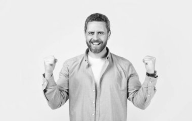 Neşeli kazanan adam evet hareketiyle kazanır. Kazanan adam evet jesti giyerek kazanır. Gri arka planda izole edilmiş evet hareketiyle kazanan kazanır. Kazanan stüdyoda evet hareketiyle kazanır..