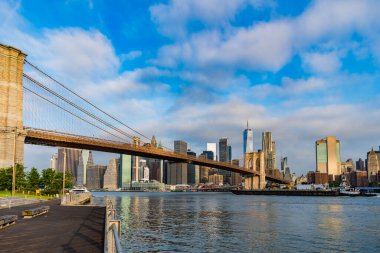 Brooklyn 'deki tarihi köprünün mimarisi. Manhattan 'a kadar. New York 'taki Brooklyn Köprüsü. Manhattan şehir manzarası. Brooklyn Köprüsü 'nün New York' taki gökdelenin üzerindeki manzarası inanılmaz. New York Şehri.