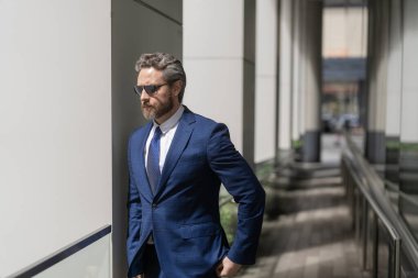 İş yerindeki kendine güvenen iş adamı. Yeni hedefler. İş vizyonu ve liderlik. Takım elbiseli bir iş adamı. Patron iş adamı. Girişimcinin başarısı. Ofis yöneticisi.