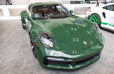 New York, ABD - 27 Mart 2024: Porsche 911 Sport Classic retro car. Yeşil renkli Porsche 911 Spor Klasik araba. New York Uluslararası Otomobil Fuarı 'nda klasik Porsche 911 Spor İzi..