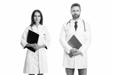 Hastanedeki doktor. İki doktorun reçetesi var. Doktor ve hemşire beyaz panoya izole edilmiş. Dahiliyecisi olan profesyonel bir doktor. İlaç ve sağlık sigortası. Reçeteli ilaç.